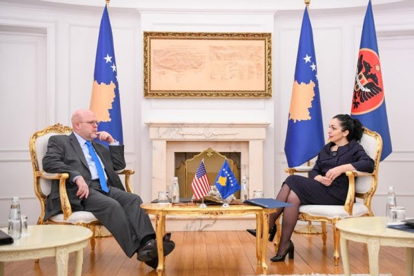Osmani takon Hovenierin, bisedojnë për zhvillimet e fundit në vend dhe rajon