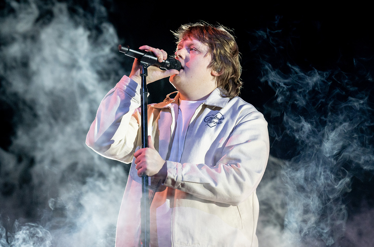 Capaldi pëson krizë nga Sindroma Tourette, publiku e ndihmon ta përfundojë performancën