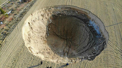 Pas tërmetit, formohet një gropë gjigante në Konia