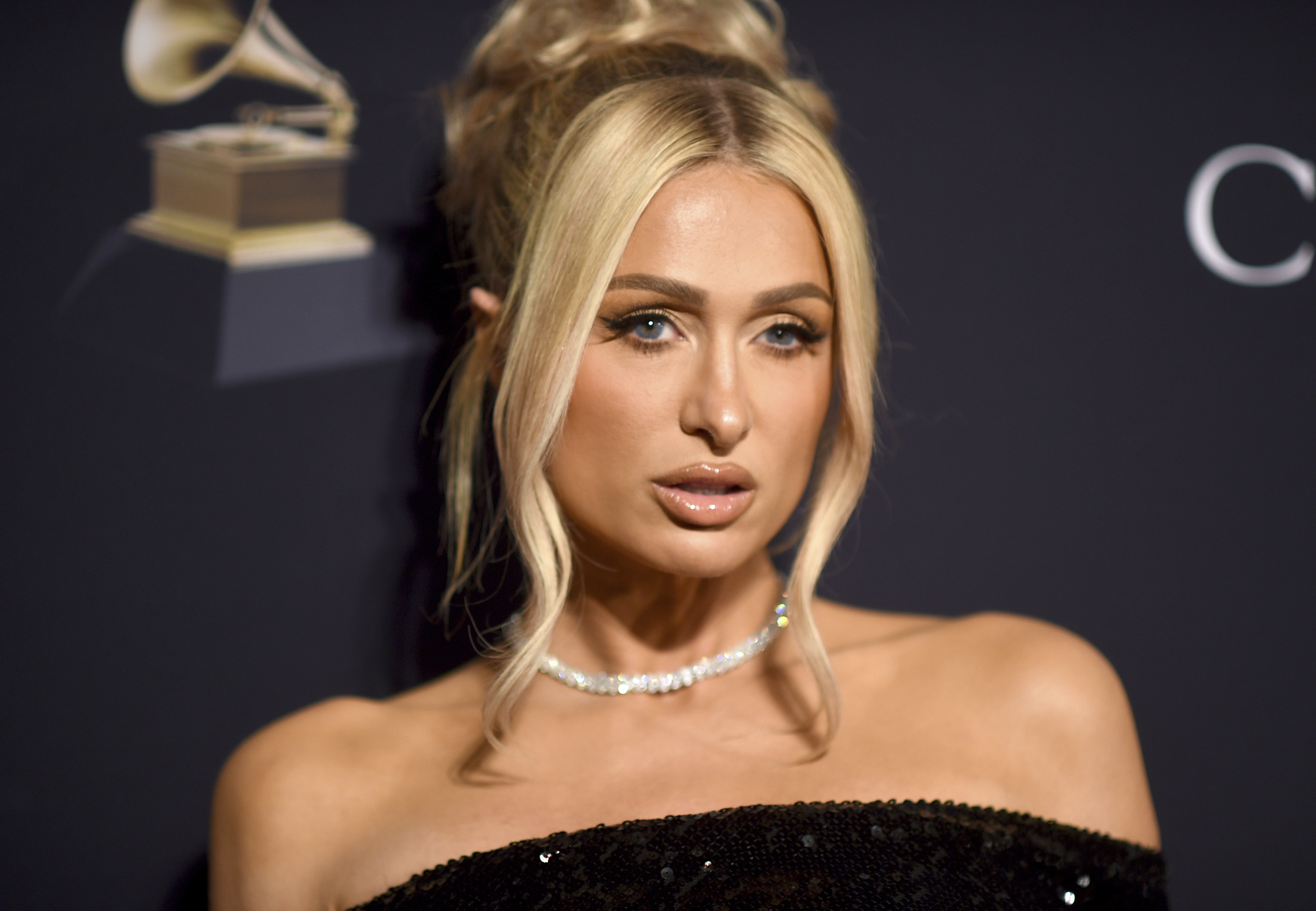 Paris Hilton pretendon se është droguar dhe përdhunuar në adoleshencë