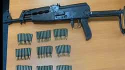 Burri në Lipjan raportohet për dhunë në familje, i gjendet kallashnikovi me 94 fishekë