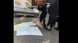 Inspektorati në Prishtinë gjobit personin që hoqi pengesat në rrugën “Muharrem Fejza”