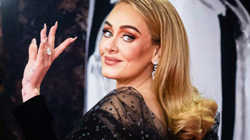 Fejohet Adele, pranon unazë në vlerë prej gjysmë milioni euro