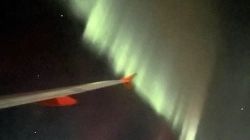 Piloti manovron aeroplanin për t’ua mundësuar pasagjerëve që t’i shohin “dritat veriore”