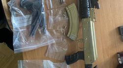 Ndihmonin fëmijët të gjuanin me armë, Policia ua konfiskon ato dhe i liron