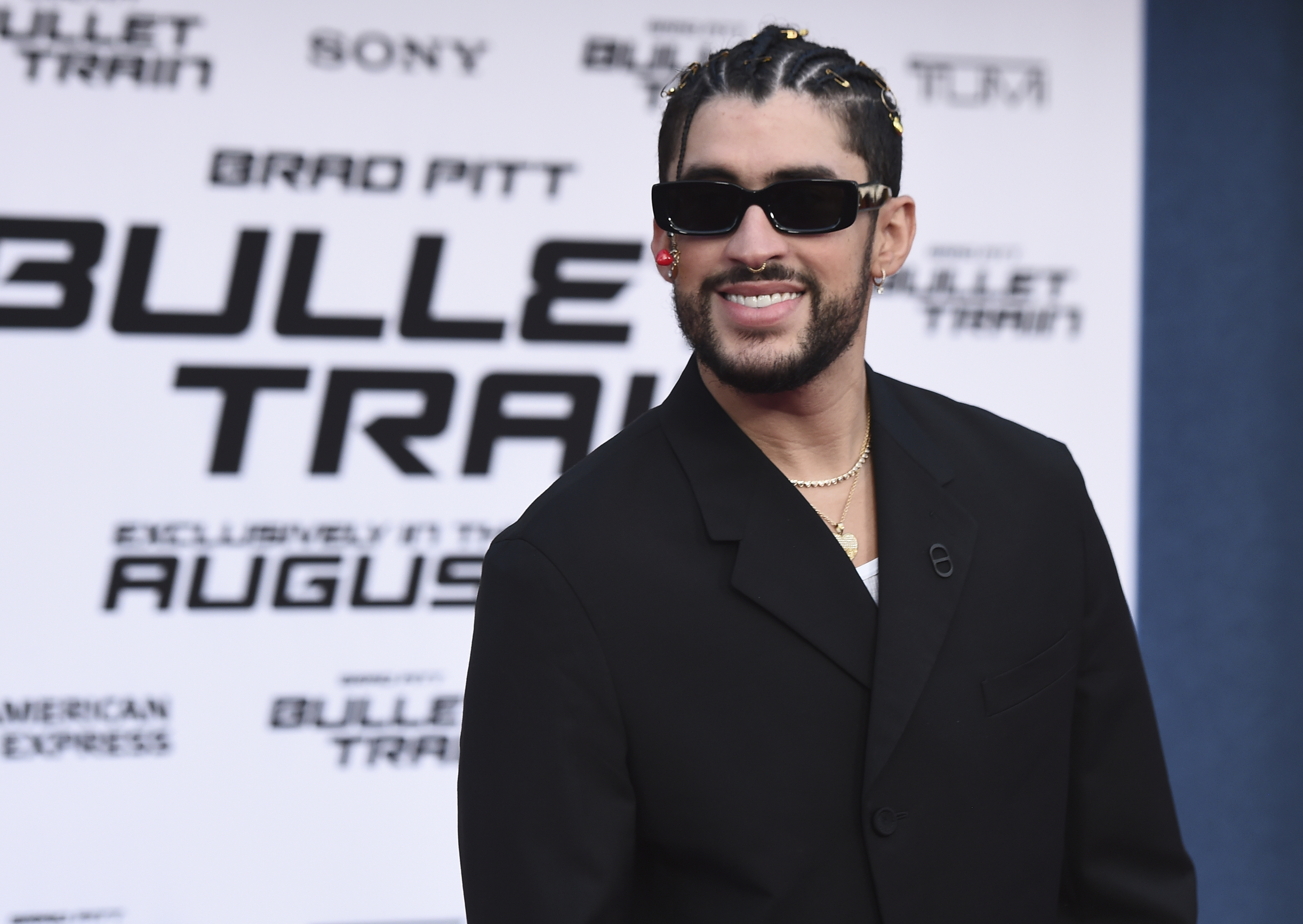 Bad Bunny ia hedh adhurueses telefonin në ujë