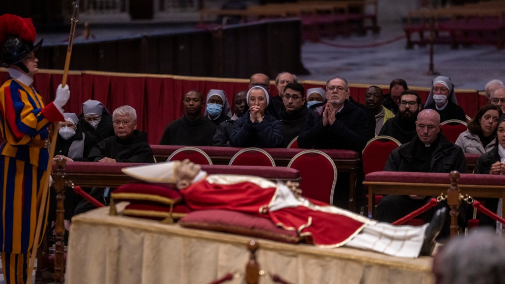Mijëra njerëz nderojnë trupin e Papa Benediktit