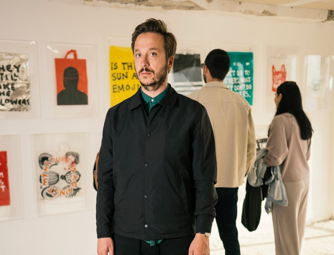 Driton Selmani: “Do të doja shumë të isha artist që pikturon lule, fatkeqësisht konteksti gjeopolitik ndikon shumë në perceptimin dhe leximin që i bëjmë vetë ambientit ku ne observojmë” (Foto: Blerim Racaj)