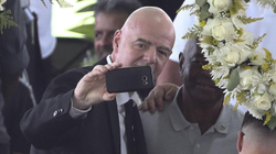 Infantino bën ‘selfie’ i buzëqeshur pranë arkivolit të Peles