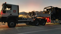 KFOR-i largon kamionët e djegur në bllokadën e vendosur te “Shkëmbi i Dudes”