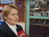 Xhyla Hoti-Korpuzi prej 37 vjetësh është mësimdhënëse e edukatës fizike në shkollën fillore dhe të mesme të ulët “Ibrahim Banushi” në Shalë dhe shumë prej nxënësve të saj, tash do t’i ketë bashkëpunëtorë në Këshillin e fshatit
