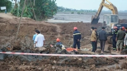 Vdiq 10-vjeçari vietnamez që ra në shtyllë betoni natën e Vitit të Ri, nuk arrijnë ta nxjerrin