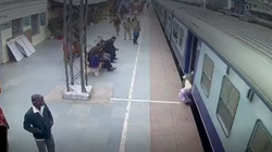Burri shpëton nga tërheqja e një treni në lëvizje në Indi