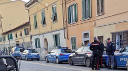 Të armatosur, tunizianët i shkojnë në derë një familjeje shqiptare në Itali – ndërhyn policia