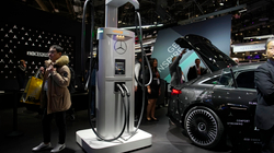 Mercedesi do të investojë miliarda euro për 10 mijë pika karikimi për veturat elektrike