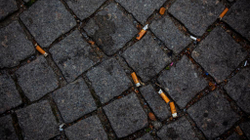 Spanja detyron kompanitë e duhanit t’i largojnë duqet e cigareve nga rrugët