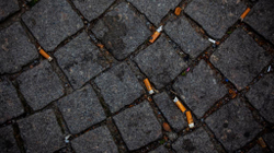 Spanja detyron kompanitë e duhanit t’i largojnë duqet e cigareve nga rrugët