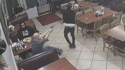 SHBA: Hyri për të grabitur në restorant, vritet nga një klient