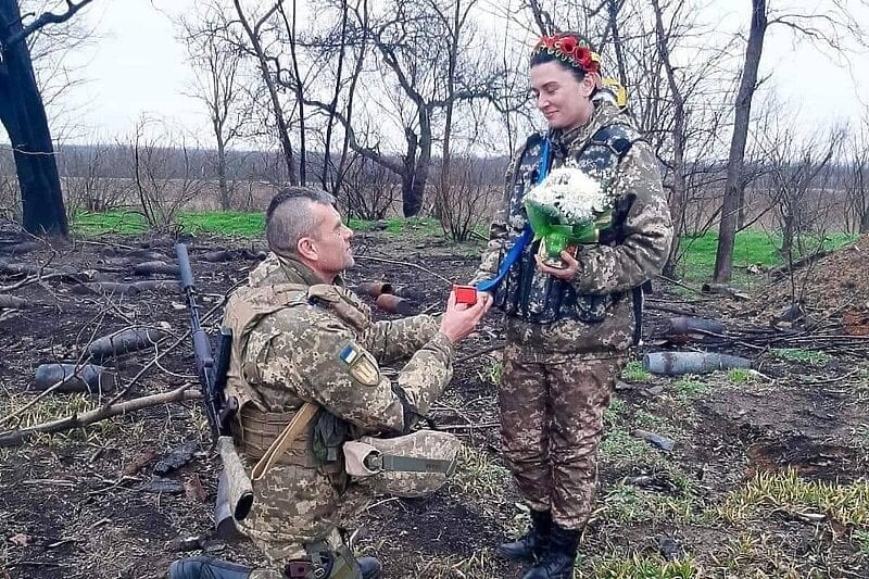 Dashuria e pranishme në kohët më të vështira, ushtari ukrainas i propozon një vajze në mes të luftës
