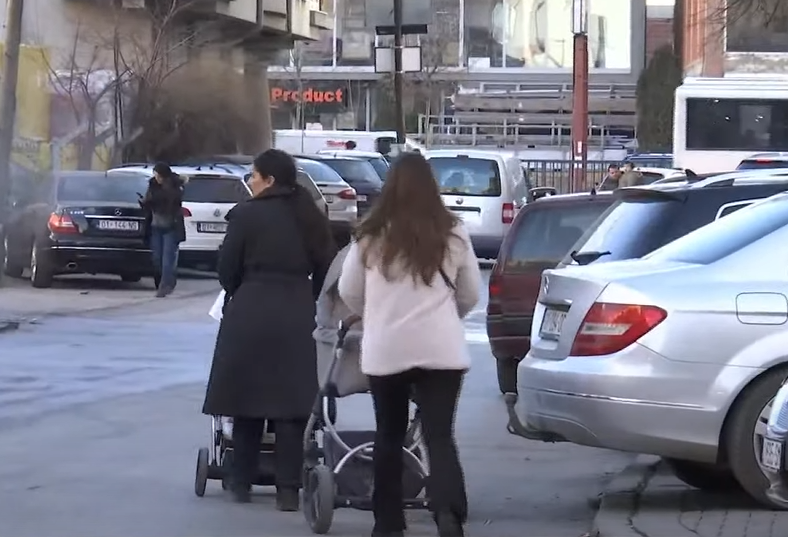 Këmbësorët në Fushë-Kosovë ndihen të rrezikuar, trotuaret janë kthyer në “parkingje”