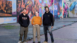 Tre artistë amerikanë lënë vulën e tyre në Kosovë nëpërmjet artit të muraleve