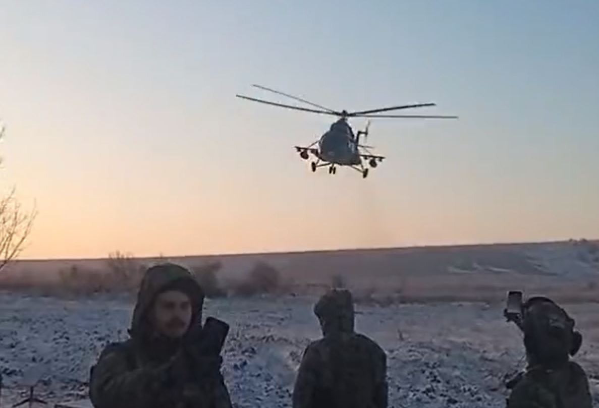 Helikopterët shumë pranë kokave të ushtarëve, nisen drejt caqeve ruse [VIDEO]