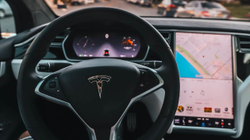 Tesla paralajmëron vetura plotësisht vetëdrejtuese