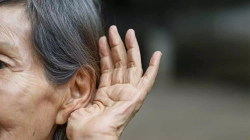 Humbja e dëgjimit rrit rrezikun për demencë te të moshuarit