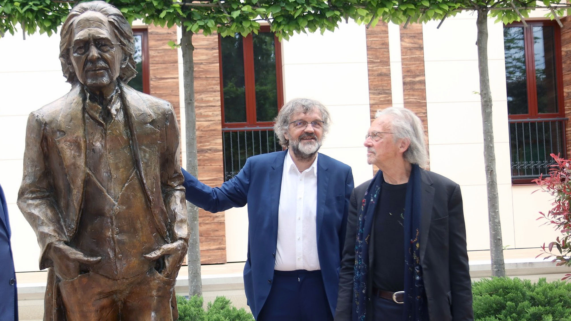 Emir Kusturica kontrovers shpërblehet për librin kushtuar nobelistit mohues të gjenocidit