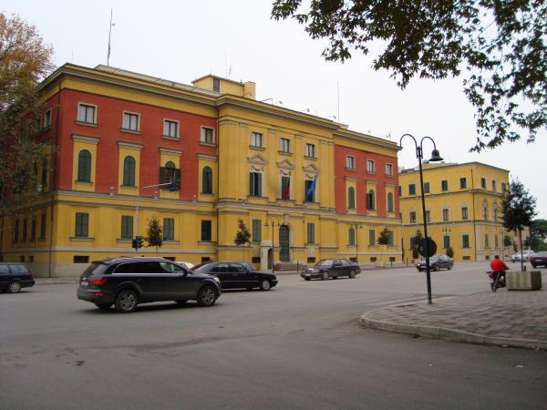 Tre zyrtarë të Ministrisë së Financave në Shqipëri arrestohen nën dyshimin për mashtrim