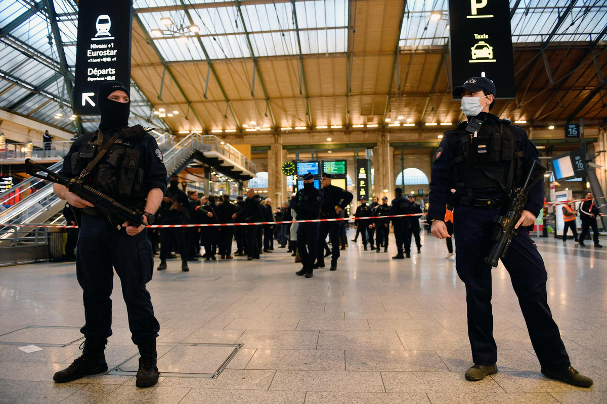 Të paktën gjashtë të plagosur nga sulmi me thikë në stacionin e trenit në Paris