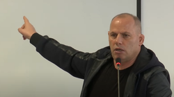 Lladrovci shkarkon dy drejtorë për shkak të performancës së dobët