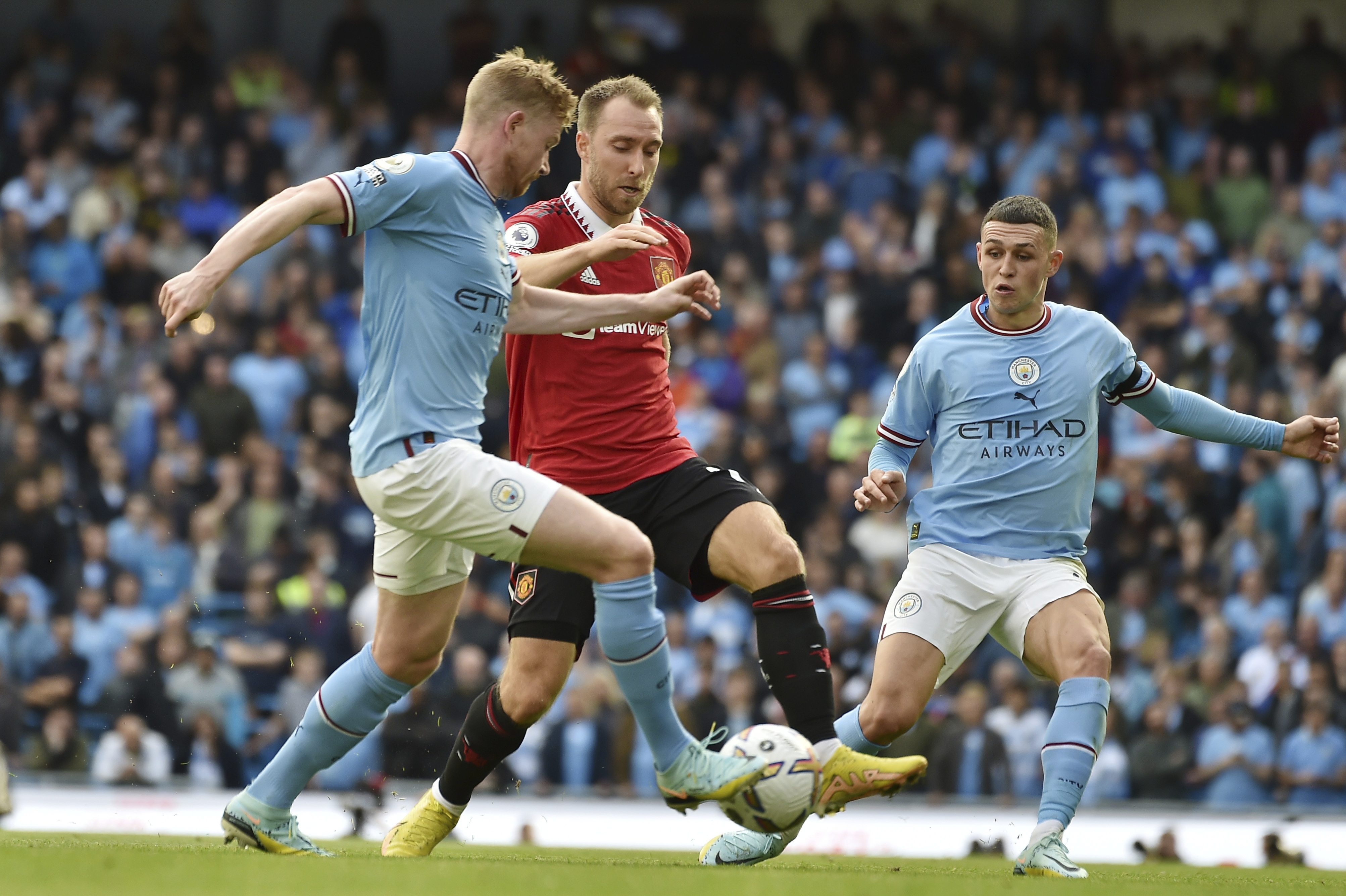 Derbi i Manchesterit dhe ai i Londrës veriore e bëjnë më interesante garën për titull
