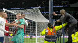 Portieri i Arsenalit goditet nga një tifoz pas fitores ndaj Tottenhamit