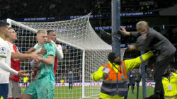 Portieri i Arsenalit goditet nga një tifoz pas fitores ndaj Tottenhamit