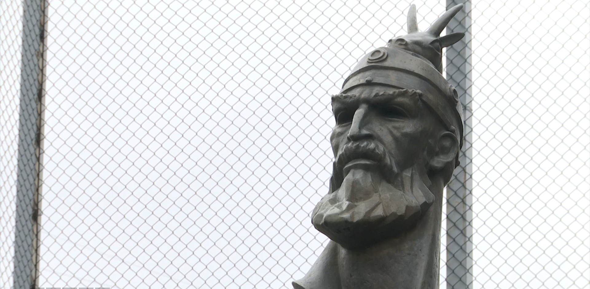 Busti i Skënderbeut në shkollën e Kaçanikut që mbanë emrin e tij, i përuruar më 2 mars të vitit 2003