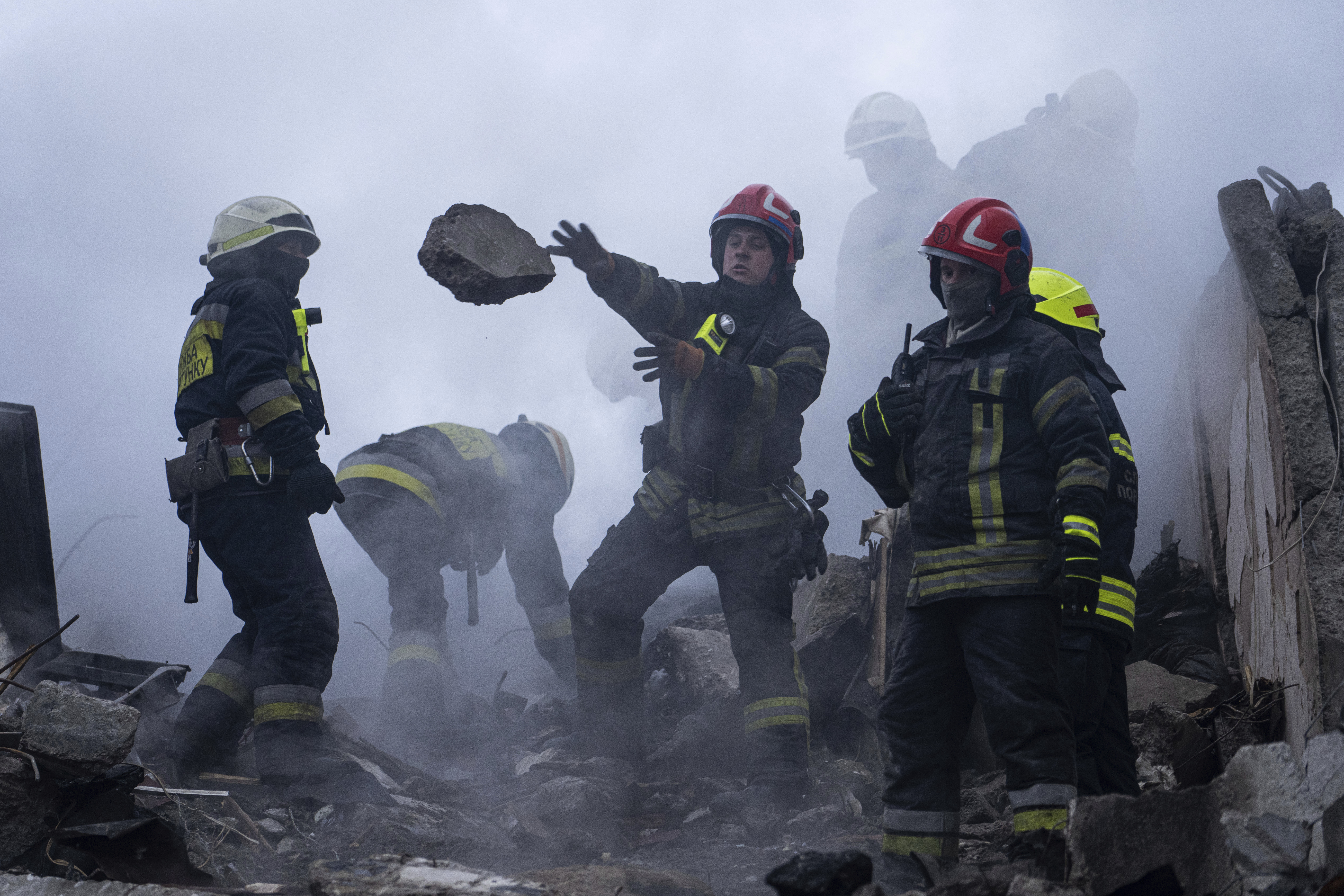 Nxirret trupi i një fëmije nga rrënojat e një ndërtese të bombarduar në Dnipro