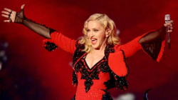 Madonna shfaqet me hitet më të mëdha të karrierës së saj në turneun rreth botës