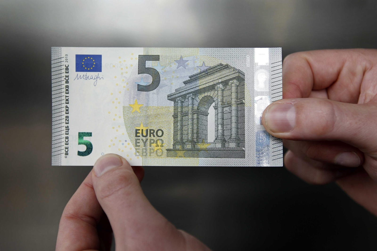 Malaziasi tenton t’ia japë 5 euro ryshfet policit kosovar, arrestohet