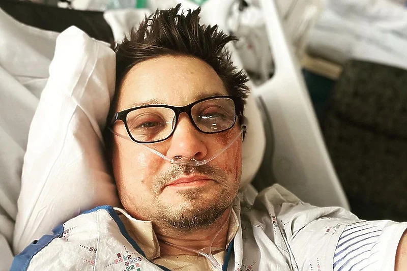 Jeremy Renner lirohet nga spitali pas incidentit të çuditshëm ku mori lëndime të rënda