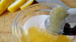 Limon dhe sheqer për pastrimin e lëkurës 