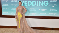Jennifer Lopez shkëlqen në premierën e filmit “Shotgun Wedding”