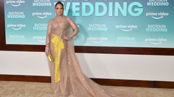 Jennifer Lopez shkëlqen në premierën e filmit “Shotgun Wedding”