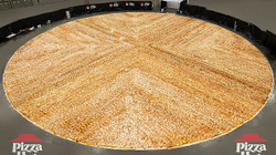 Krijohet pica më e madhe në botë, kaq ton përbërës u hodhën mbi të