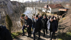 Kurti viziton Llaushën, kryetari i Skenderajt pret përkrahje nga Qeveria