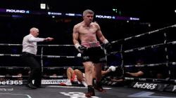 Boks, Smith nokauton Eubank Jr në përballjen e yjeve britanikë të boksit