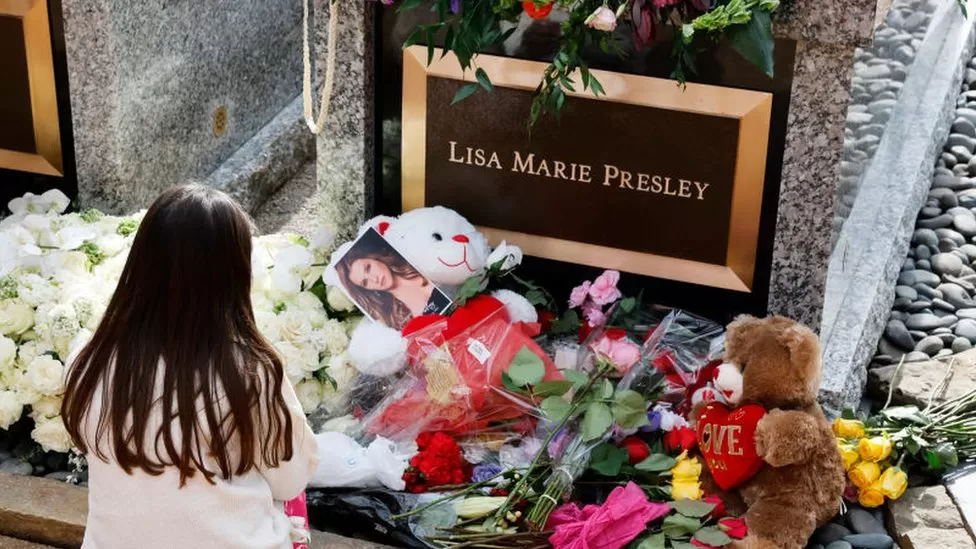 Yjet nderojnë këngëtaren, Lisa Marie Presley