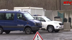 Policia shtiu me armë në drejtim të një veture në Bistricë, thotë se u sulmua