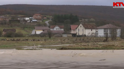 13 banorë në Pograxhë të Klinës të bllokuar nga vërshimet