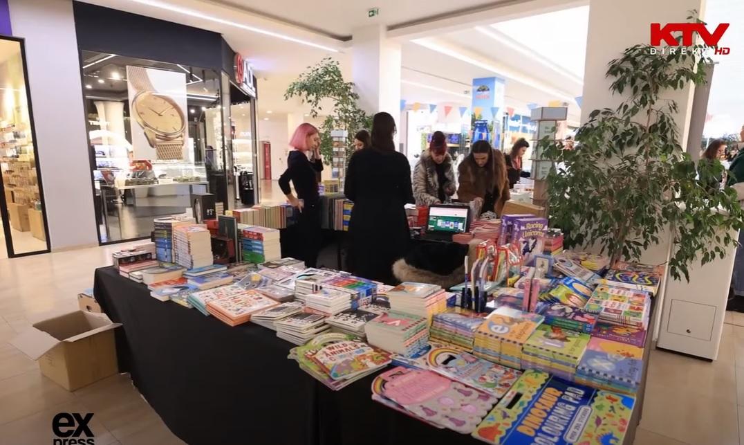 Festa e librit në qendër tregtare kërkon lexuesit